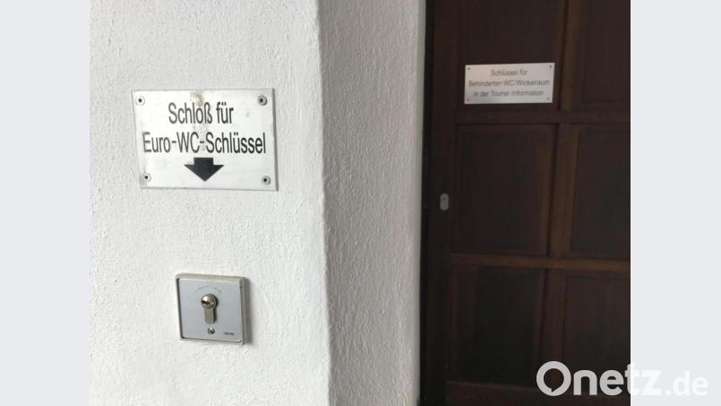 Für das Behinderten-WC im Durchgang im Alten Rathaus braucht es entweder einen Euro-Schlüssel oder man holt sich den Schlüssel in der Tourist-Info. Die hat aber nicht immer offen und ist aktuell in der Coronazeiten sowieso zu. Bild: Gabi Schönberger