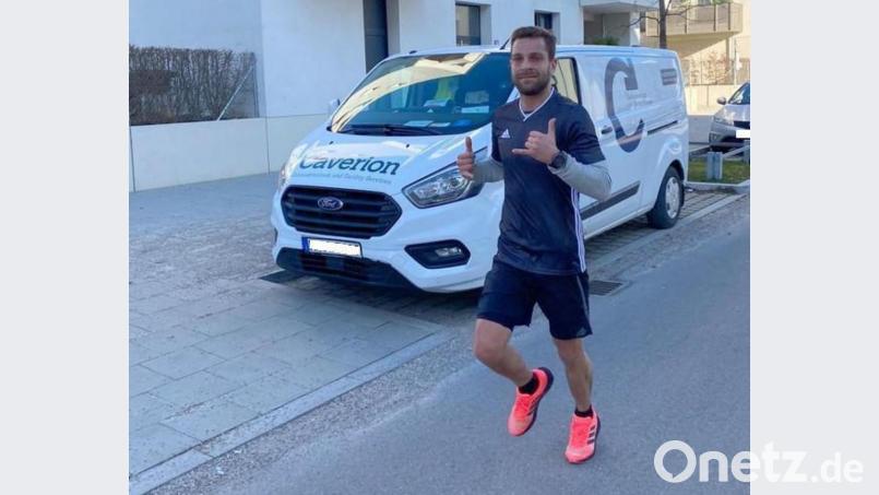 Selbst an der Arbeitsstätte in München wurde für den guten Zweck gejoggt: Fabian Wudy mit Messuhr am Handgelenk. Bild: SV Kohlberg/fsb