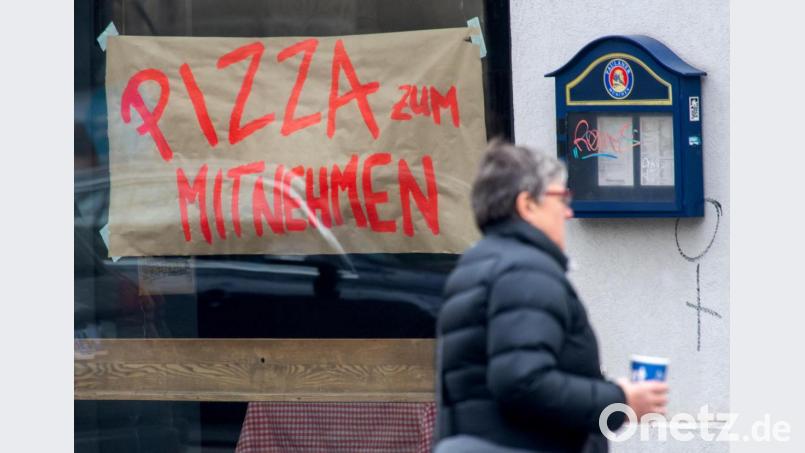 Lokal dicht, Kundschaft erwünscht: Im Corona-Lockdown bieten viele Wirte Speisen zum Anholen an oder liefern nach Hause. Oft kommen dabei allerdings Einwegbehälter zum Einsatz. Bild: Peter Kneffel/dpa