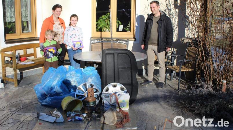 Bürgermeister Wolfgang Söllner (rechts) bedankt sich bei den fleißigen Müllsammlern (von links) Lukas, Karin und Maria Pöllath. Der Rathauschef hatte für die Kleinen als Dankeschön süße Naschereien dabei. Bild: soj