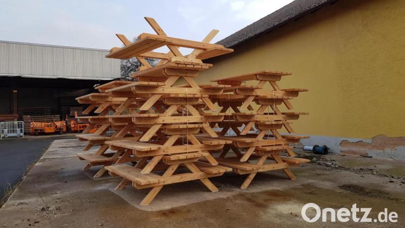 Picknickbänke lagern auf dem Raiffeisen-Areal. Bild: rti