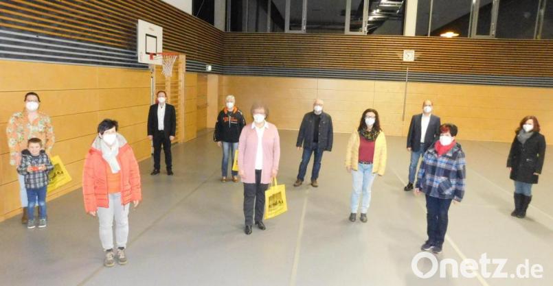 Im jahrzehntelangen Dienst, Menschenleben zu retten: Das Organisationskernteam der Blutspendetermine mit Gisela Schmidt (Zweite von rechts), Kerstin Caudle (rechts) und Petra Winde (Zweite von links). Bei den Spenderjubilaren Markus Neubauer und Annke Gräbner (100), Rudi Kirchberger und Hella Schmid (150), Barbara Dittrich und Dagmar Frank (75) (von rechts) bedankte sich auch Bürgermeister Christian Porsch (Dritter von links). Bild: hai