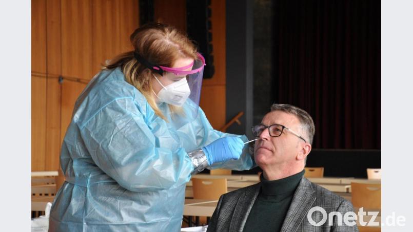 An Bürgermeister Franz Stahl durfte Melissa Wagner vom BRK die Anwendung der Schnelltests vorführen. Vorteil für den Bürgermeister: Ihm wurde gleich ein negatives Ergebnis attestiert. Bild: ws