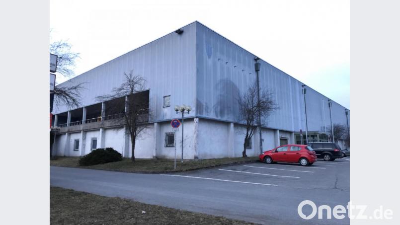 In die Jahre gekommen ist die Mehrzweckhalle Weiden. Nun bekommt die Stadt Weiden für die Sanierung über 1,5 Millionen Euro an Fördergeld aus Berlin. Bild: Gabi Schönberger
