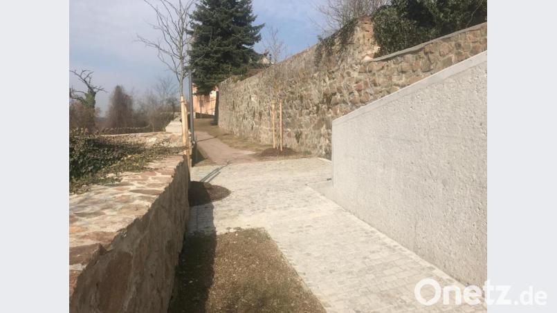 Zwischen den Stadtmauern gelegen: Der ausgebaute Zwingerweg ist bald auch im Westen der Nabburger Altstadt begehbar. Bild: Wilhelm Amann
