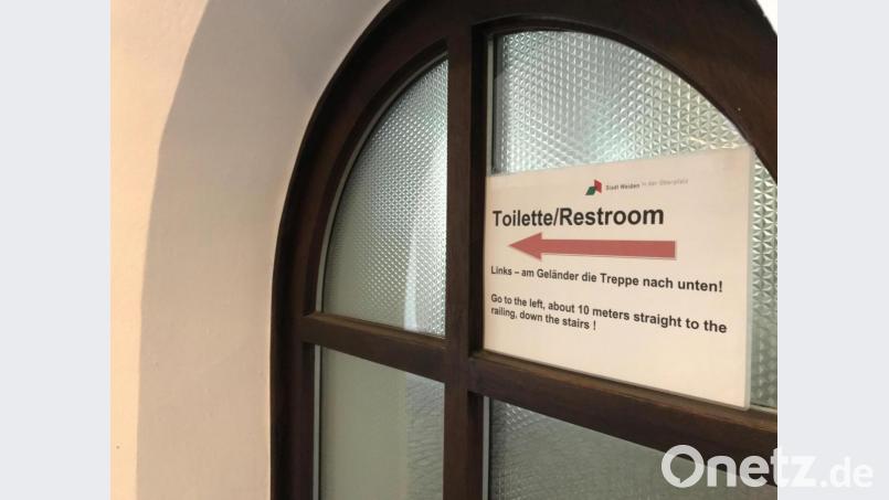 Im Durchgang im Alten Rathaus findet sich auch ein Hinweis auf die WC-Anlage am Unteren Markt. Bild: Gabi Schönberger