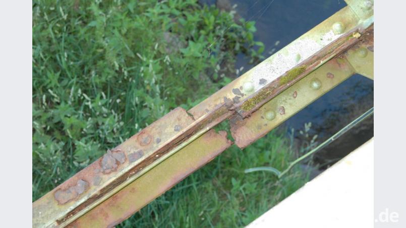 Am nördlichen Fachwerkträger der Eisernen Brücke ist der Untergurt komplett durchgerostet. Bild: pop