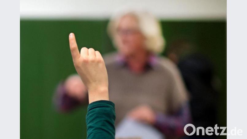 Ein Lehrer steht in einem Gymnasium an der Tafel. Bild: Julian Stratenschulte/dpa
