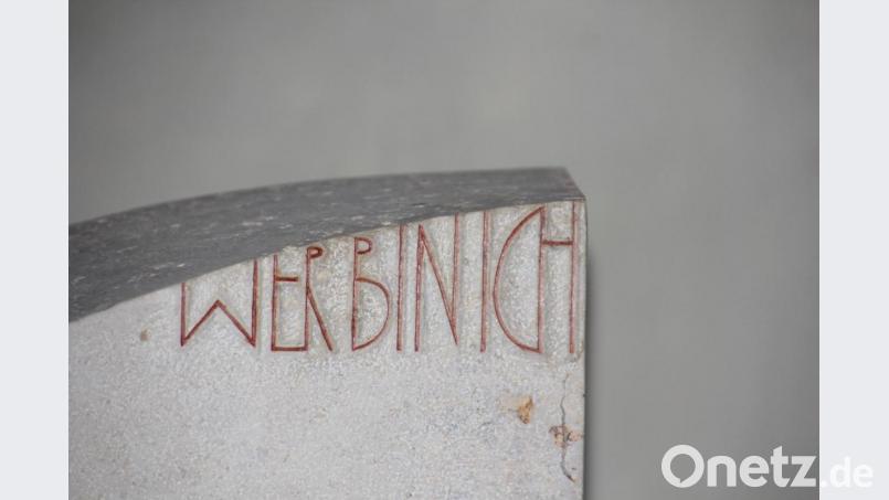 Ganz oben auf der Skulptur steht &quot;Wer bin ich&quot;. Bild: kro