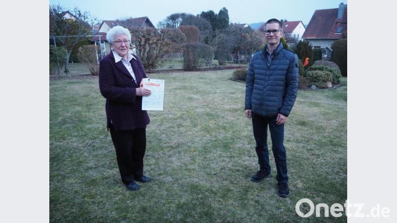 Die große Verleihung der Sportabzeichen im DJK-Sportheim muss ausfallen. Symbolisch überreicht DJK-Urgestein und Sportabzeichenprüferin Annemarie Nachtmann die Urkunde und die Anstecknadel an Erwin Götz, der im letzten Jahr das Sportabzeichen zum 25. Mal abgelegt hat. Außerdem ist Erwin Götz einer der Aktivposten unter den Sportabzeichenprüfern bei der DJK Neustadt. Bild: krb