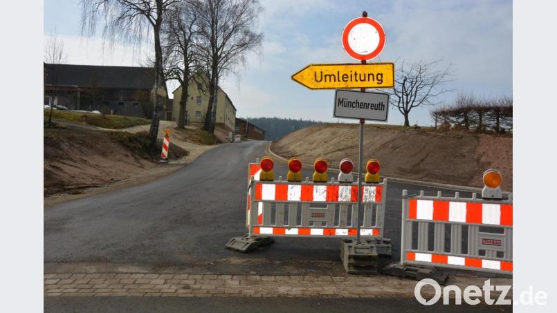 Für den Erdaushub bei der Straßenbaustelle in Pechtnersreuth fallen höhere Kosten als bisher geplant an. Bild: jr