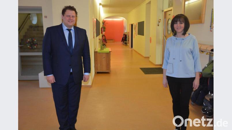 Kleinere Reparaturen und Verschönerungsarbeiten hat die Stadt im Kinderhaus "Die kleinen Hankerler" durchführen lassen. So wurden etwa die Wände mit hellen, einladenden Farben neu gestrichen. Im Bild Kinderhausleiterin Susanne Fellner und Bürgermeister Stefan Grillmeier. Bild: jr