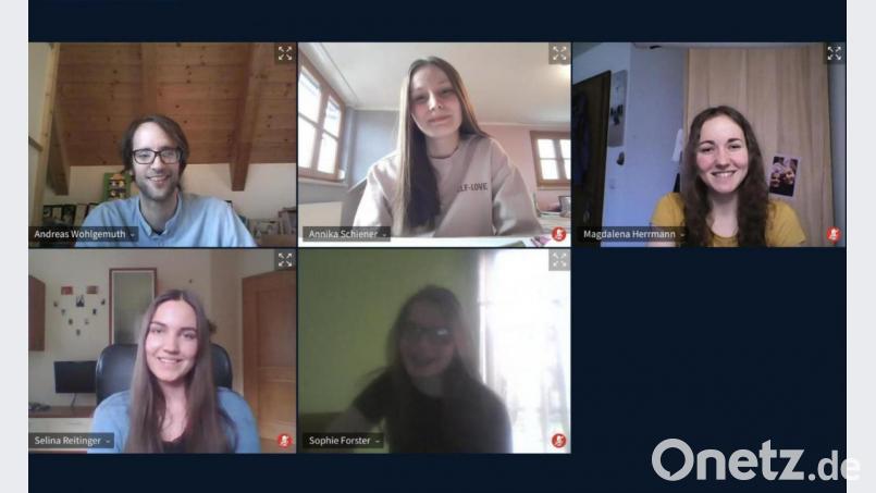 Einmal wöchentlich ist bei einer gemeinsamen Videokonferenz des Seminars Feedback angesagt. Bei diesem Screenshot haben die männlichen Seminaristen den Mädchen den Vortritt gelassen. Bild: lg