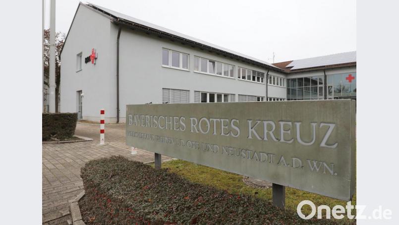 Die CSU wünscht sich für die Impfwilligen eine längere Parkzeit auf dem Parkplatz vor dem Weidener Impfzentrum im BRK-Haus. Bild: Wolfgang Steinbacher