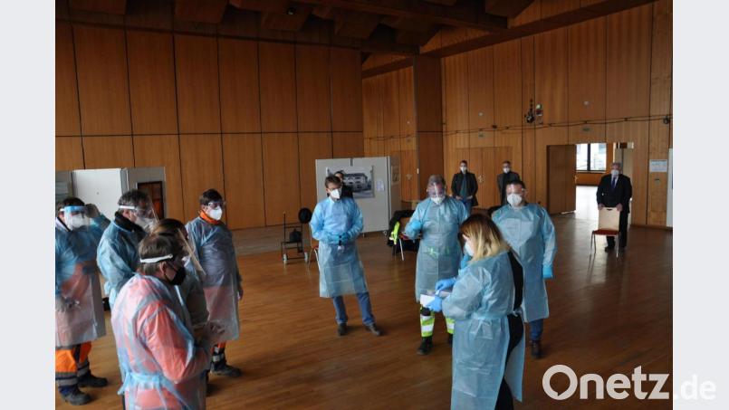Im Kettelerhaus erhielten die Mitarbeiter der Stadt eine Einweisung, wie die Schnelltests angewendet werden müssen. Schutzkleidung ist dabei für das Personal notwendig, das die Durchführung begleitet. Bild: ws