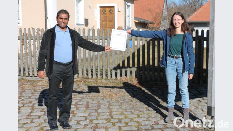 Susanne Schieder freut sich mit Pfarrer Julius Johnrose über den Nachwuchsförderpreis Kultur des Landkreises Neustadt/WN. Bild: pi