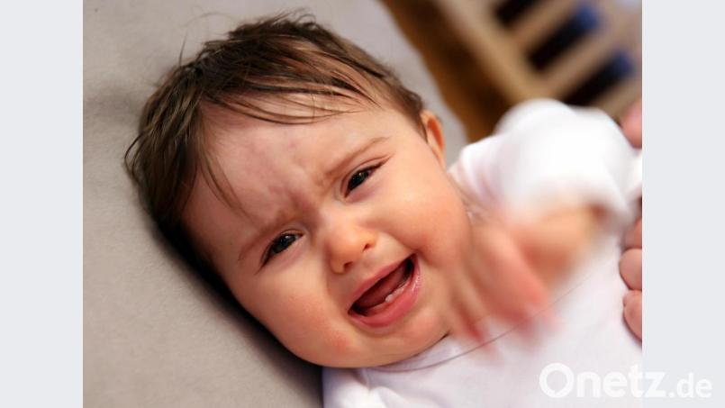 Schreit ein Baby nachts oft und lange, stresst und besorgt das die Eltern. Aber es gibt Hilfe. Bild: Mascha Brichta/dpa