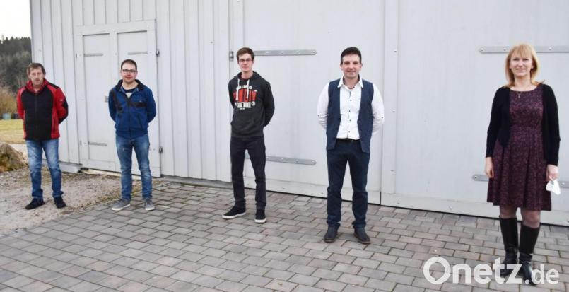 Bei der Verbandsversammlung des Zweckverbands zur Wasserversorgung der Schwend-Poppberg Gruppe wurde Henrik Teut als neuer Mitarbeiter vorgestellt; von links: Wasserwart Thomas Utz, Wassermeister Peter Kölbel, neuer Mitarbeiter Henrik Teut, Verbandsvorsitzender Elmar Halk und die Bürgermeisterin der Gemeinde Birgland, Brigitte Bachmann. Bild: no