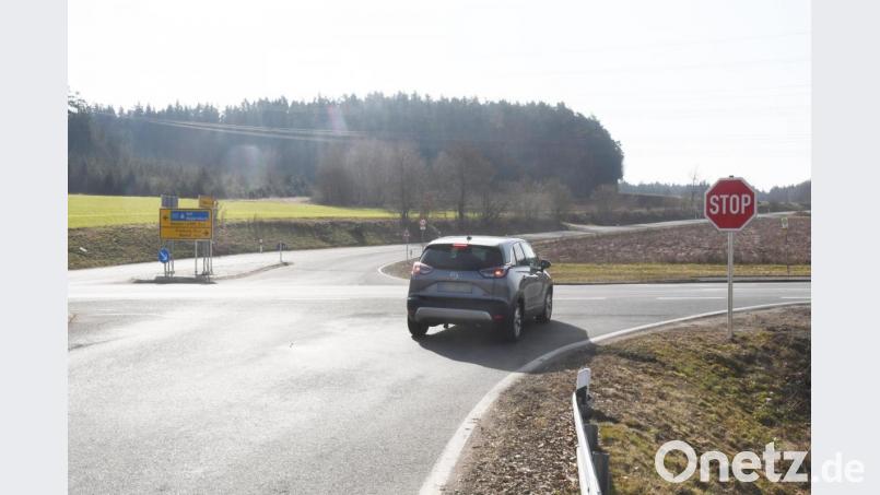 Von Neunkirchen kommend heißt es ab sofort an der Trippacher Kreuzung für die Autofahrer &quot;Stopp!&quot;. Auch die Höchstgeschwindigkeit wurde hier reduziert, um den Unfallschwerpunkt zu entschärfen. Bild: Gabi Schönberger