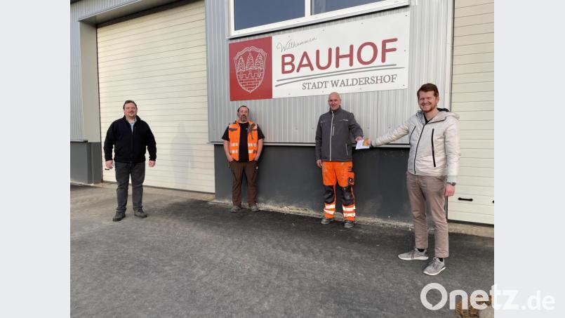 Mit IGW-Gutscheinen dankten CSU und Wählerbund: Im Bild von links Zweiter Bürgermeister Mario Rabenbauer, die Bauhofleiter Artur Dziumbla und Markus Kremser sowie CSU-/WB-Fraktionssprecher Maximilian Kastner. Bild: Maximilian Kastner/exb