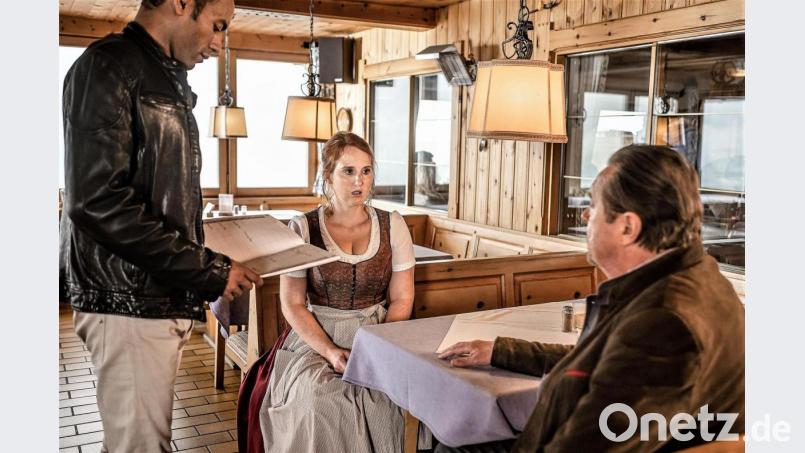 Die Kommissare Jerry Paulsen (Peter Marton, links) und Benedikt Beissl (Andreas Giebel, rechts) befragen die Kellnerin Anja Bach (Christina Baumer). Sie hat die Leiche gefunden. Bild: ARD/Lucky Bird Pictures/Raymond Roemke