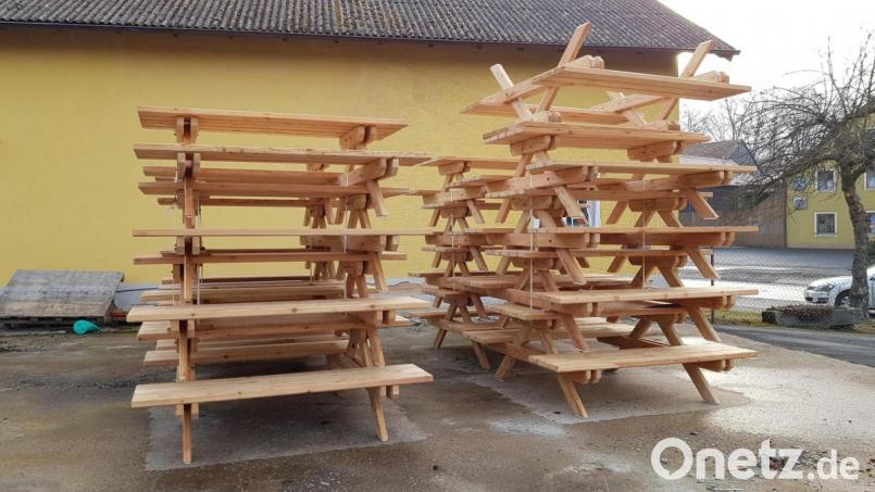 Picknickbänke lagern auf dem Raiffeisen-Areal. Bild: rti