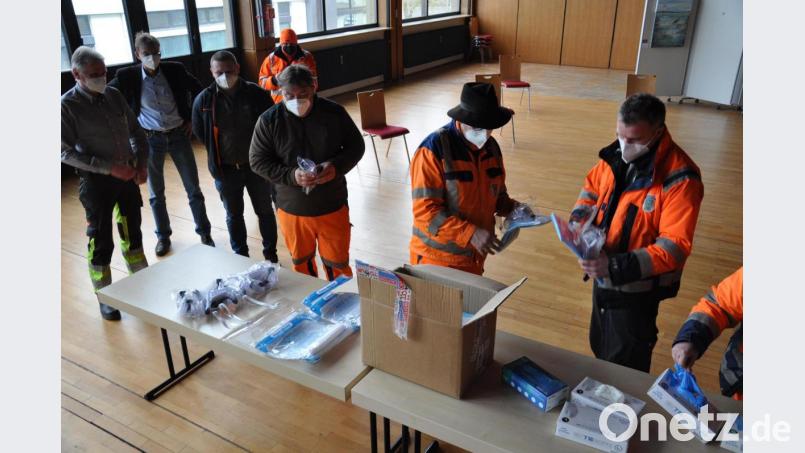 Ausgabe der Schutzbekleidung für die korrekte Durchführung der Schnelltests. Bild: ws