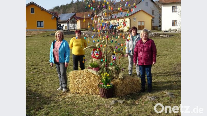 Den Osterbaum geschmückt haben Gabi Hörmann, Elfriede Schnellbögl, Angelika Failer und Elvira Köppl vom GOV Thanstein. Nicht auf dem Bild sind Rebecca Köppl und Maria Simbeck; sie hatten die Osterhasen mitgestaltet. Bild: rkp