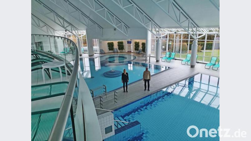 Voraussichtlich für „nur einen Monat“ bleibt die Badehalle im Sibyllenbad ohne Gäste. Werkleiter Gerhard Geiger und Vertriebs-Chefin Barbara Bannert appellieren eindringlich an die Verantwortlichkeit jedes Einzelnen im Handhaben der Corona-Regeln, damit ab Dezember wieder ein Betrieb mit bewährtem Hygienekonzept an der Kurallee möglich wird. Bild: Sibyllenbad/exb