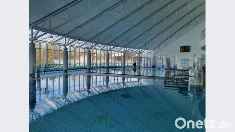 Voraussichtlich für „nur einen Monat“ bleibt die Badehalle im Sibyllenbad ohne Gäste. Werkleiter Gerhard Geiger appelliert eindringlich an die Verantwortlichkeit jedes Einzelnen im Handhaben der Corona-Regeln, damit ab Dezember wieder ein Betrieb mit bewährtem Hygienekonzept an der Kurallee möglich wird. 
(wenn das Archivbild ohne Menschen verwendet wird) Archivbild: Sibyllenbad/exb