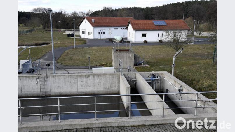 Auf die Dächer der beiden Gebäude in der Kläranlage Auerbach kommen Photovoltaikanlagen. Bild: Petra Hartl