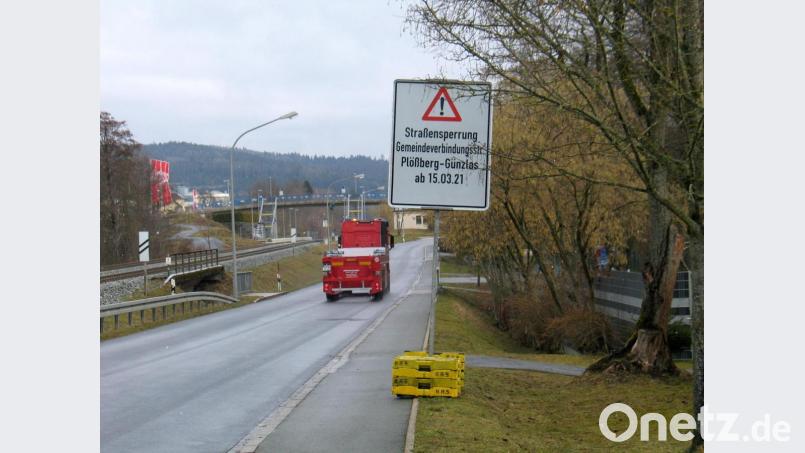 Auf die Verkehrsbeschränkung machen – wie hier in der Bahnhofstraße – Hinweistafeln aufmerksam. Im Hintergrund der örtliche Teil der Bauunternehmung Markgraf, die für die Straßenbaumaßnahme auch den Zuschlag erhalten hat. Bild: bkr