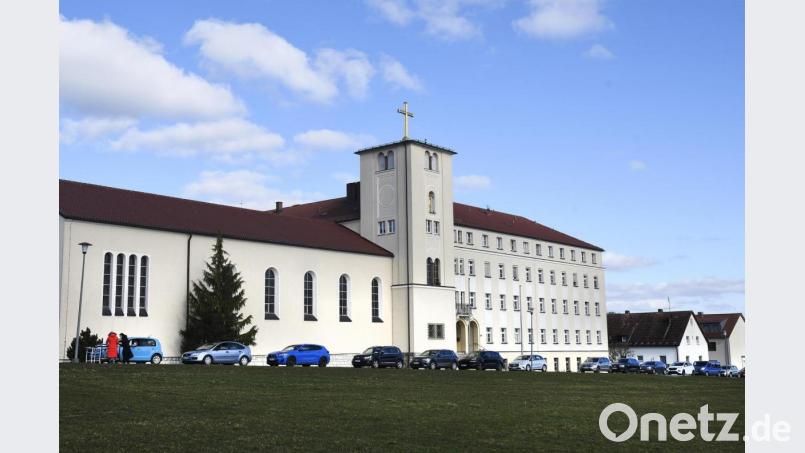 Eine lange Autoschlange bildete sich zu Beginn der Zeugnisübergabe im Drive-in-Verfahren vor dem Kloster der Schulschwestern von Unserer Lieben Frau in Auerbach. Bild: Petra Hartl