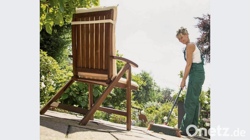 Vor dem Relaxen auf der Terrasse kommt das Saubermachen. Bild: Christin Klose/dpa
