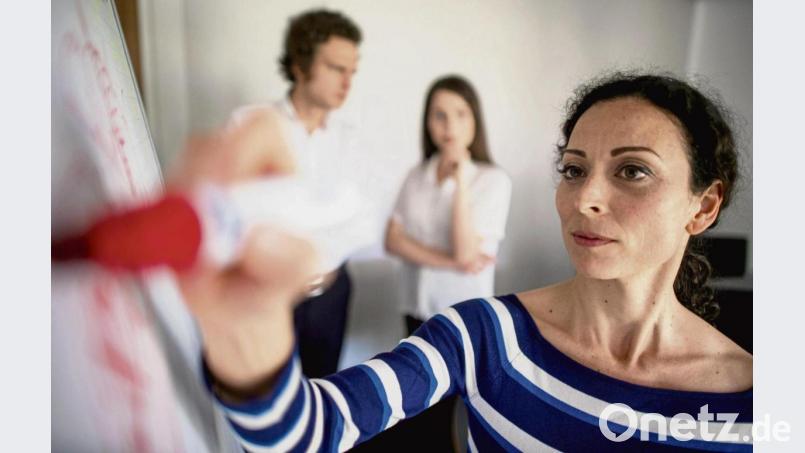 Auf den Punkt gebracht: Mit praktischen Bewerbungsaufgaben wollen Arbeitgeber auch das Zeitmanagement der Bewerberinnen und Bewerber prüfen. Bild: Klaus-Dietmar Gabbert/dpa