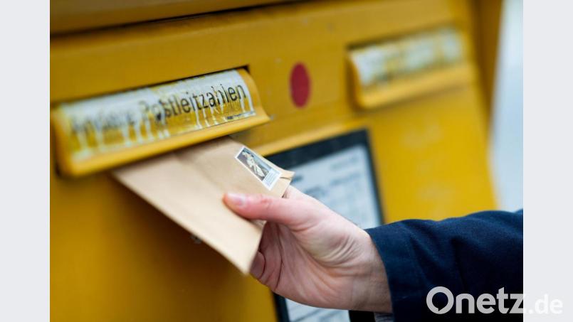 Die Post genehmigte der Stadt Vohenstrauß einen zusätzlichen Briefkasten. Nach der Aufstellung der gelben Box gibt es Ärger im Stadtrat. Bild: dpa/Monika Skolimowska