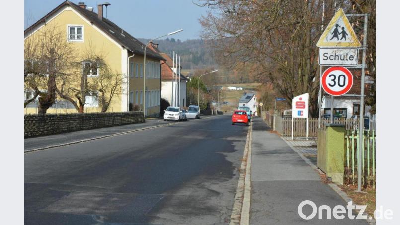 Aktuelle Tempomessungen haben laut Bürgermeister Stephan Schübel ergeben, dass ein Großteil der Verkehrsteilnehmer in der Hauptstraße in Pechbrunn deutlich schneller fahre als 30 km/h, die dort vorgeschrieben sind. Bild: jr