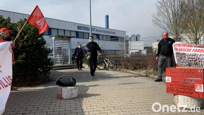 Die Beschäftigten verlassen das Werk zwei Stunden früher als gewohnt. Bild: Rico Irmischer/exb