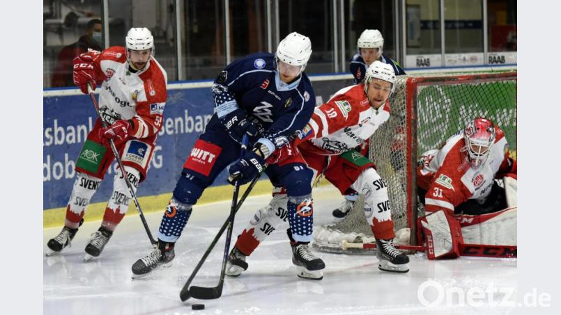 Die Blue Devils empfangen am Sonntag die Eisbären Regensburg zum dritten Oberpfalzderby in dieser Saison. Die Gäste, die bereits die ersten beiden Spiele (4:2 zu Hause und 4:1 in Weiden) für sich entschieden haben, reisen als Favorit an. Das Bild zeigt eine Szene mit Marius Schmidt (blaues Trikot) aus der Partie 20. November 2020 in der Hans-Schröpf-Arena. Archivbild: gb