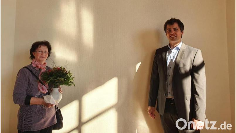 Zum Abschied gab es von Bürgermeister Rudolf Teplitzky Blumen: Lydia Schmidt tritt in den Ruhestand. Bild: Schmid/exb