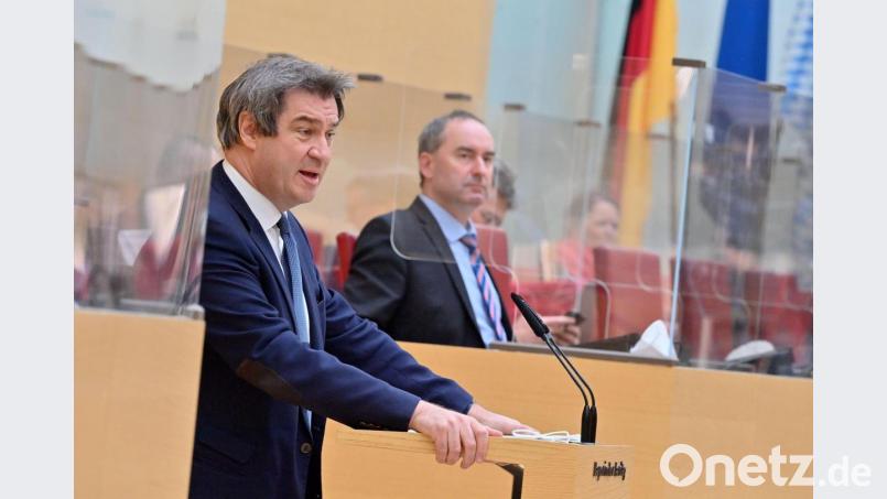 Markus Söder (CSU), Ministerpräsident von Bayern, spricht auf der Sondersitzung des bayerischen Landtags zur Corona-Krise. Im Hintergrund sitzt Hubert Aiwanger (Freie Wähler), stellvertretender Ministerpräsident und Staatsminister für Wirtschaft, Landentwicklung und Energie. Bild: Peter Kneffel/dpa