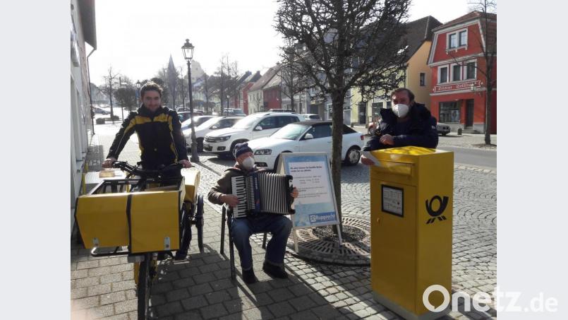 Vohenstrauß hat am unteren Markt, gegenüber des ehemaligen Standorts, einen weiteren Postbriefkasten bekommen. Als Musikant Horst Peugler (Mitte) zur Freude von Initiator Bernd Koller (rechts) dazu aufspielte, radelte auch noch zufällig Postbote Patrick Habermann (links) vorbei. Den Standort wählten die Verantwortlichen der Post zusammen mit Bürgermeister Andreas Wutzlhofer aus, der den offiziellen Antrag der Stadt stellte. Bild: dob
