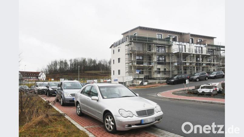 Die Parksituation rund um das Ärztehaus am Vogelherd ist dem Stadtrat ein Dorn im Auge. Zumal unterhalb des DJK-Sportplatzes (im Hintergrund) genügend freie Flächen zur Verfügung stünden. Bild: Gabi Schönberger