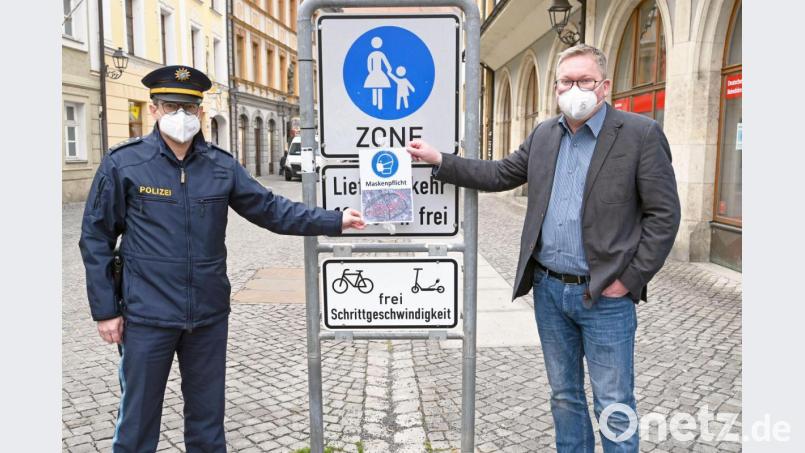Oberbürgermeister Michael Cerny (rechts) und Polizeidirektor Thomas Lachner appellieren an Bürger, die seit 27. Februar in der Innenstadt geltende Maskenpflicht einzuhalten. Bild: Susanne Schwab, Stadt Amberg/exb