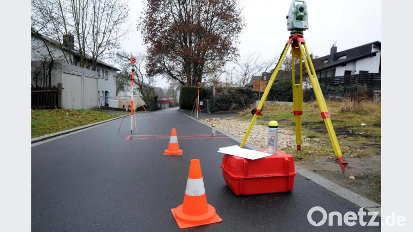 Kurz vor Weihnachten wurde im Auftrag der Stadt vermessen, wo genau der Pflanztrog in der Dostlerstraße hinkommen sollte. Bild: Stephan Huber