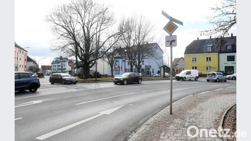 Langfristig soll die Verkehrsführung im Kreuzungsbereich Moosbürger Straße/Dr.-Seeling-Straße geändert werden. Lösungen könnte auch das neue Mobilitätskonzept vorschlagen, das die Stadt gerade erarbeiten lässt. Bild: Gabi Schönberger