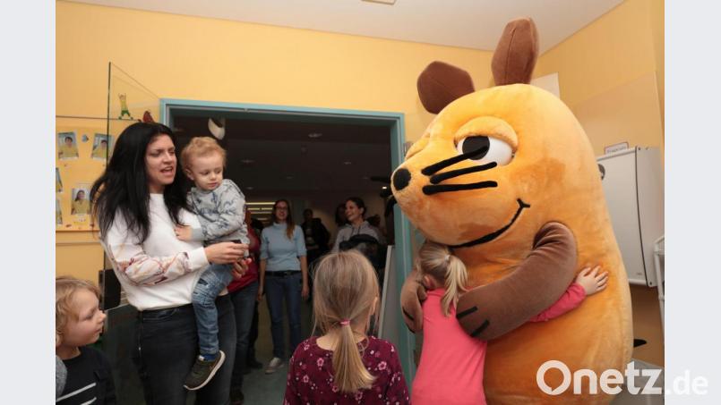 Der Traum vieler Kinder - einmal die Maus umarmen. Zum 15-jährigen Jubiläum der Stiftung für krebskranke und behinderte Kinder in Bayern (KreBeKi) besuchte die Maus im Dezember 2019 das Klinikum St. Marien in Amberg. Archivbild: Wolfgang Steinbacher
