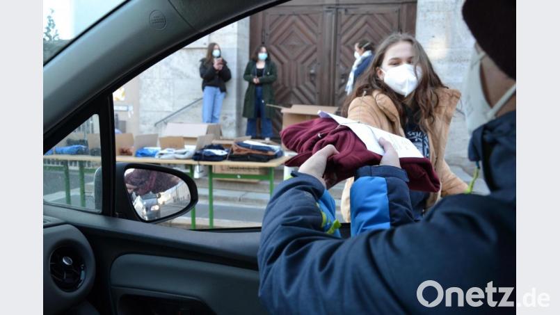 Ein kurzes Hallo und den Namen inklusive Klasse genannt, und schon gab es am Samstagnachmittag am Erasmus-Gymnasium die bestellten Pullover und T-Shirts Corona-konform durchs offene Autofenster. Bild: tk