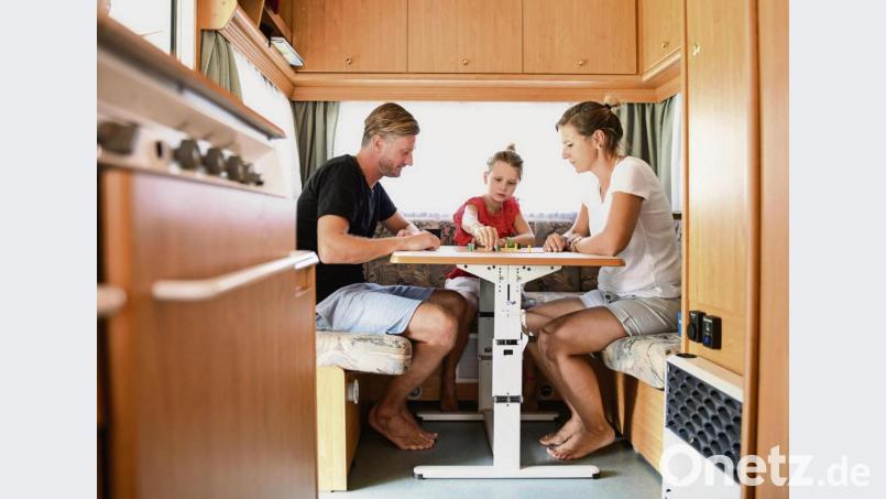 Unter uns: Zwar mögen viele Familien in der Pandemie davon genug bekommen haben, doch in einem Wohnmobil wird zumindest der Erfahrungshorizont um den jeweiligen Zielort erweitert. Bild: Tobias Hase/dpa