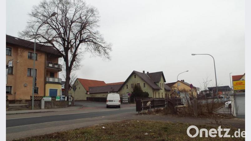 Eine potenzielle Gefahrenquelle für Fahrzeuge und Fußgänger ist an der Staatsstra0de 2165 die Einmündung der Zeilenstraße gegenüber dem Netto-Markt in Haselmühl. Bild: e